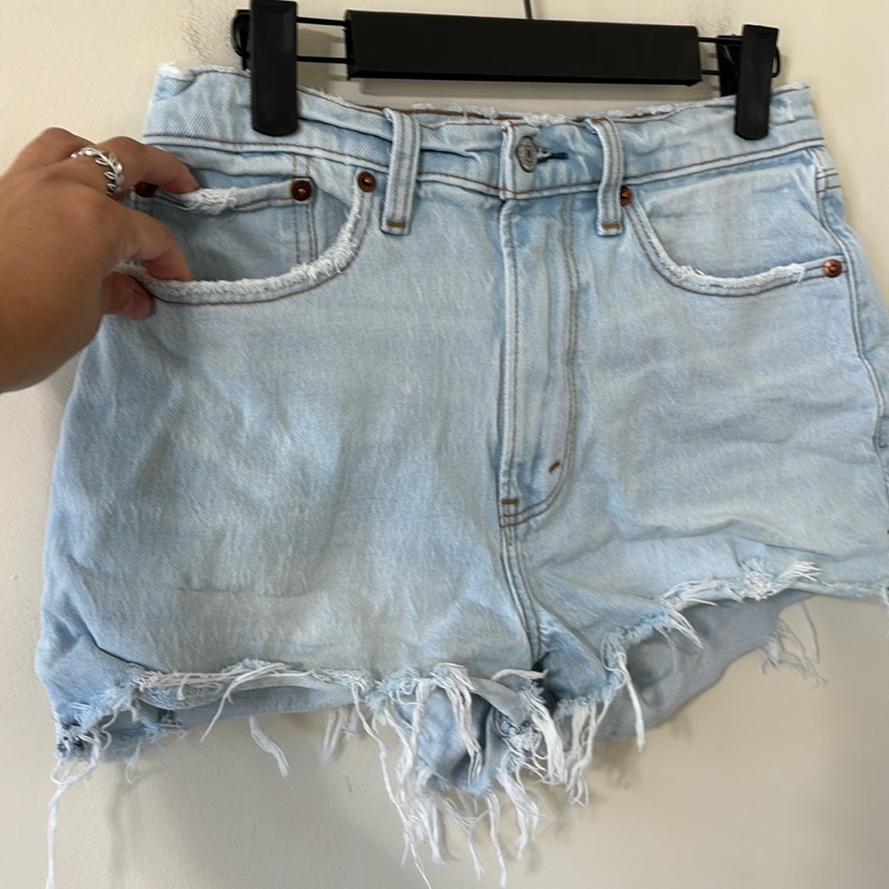 Abercrombie & Fitch The Mom Short High Rise Curve Love Light Wash Denim Shorts - Picture 3 of 8